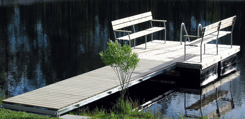 Brygga Ulpukka flytbrygga med b&auml;nkar