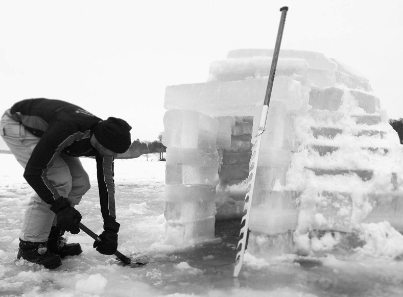 Isfiske med issåg Erik Malm med issåg